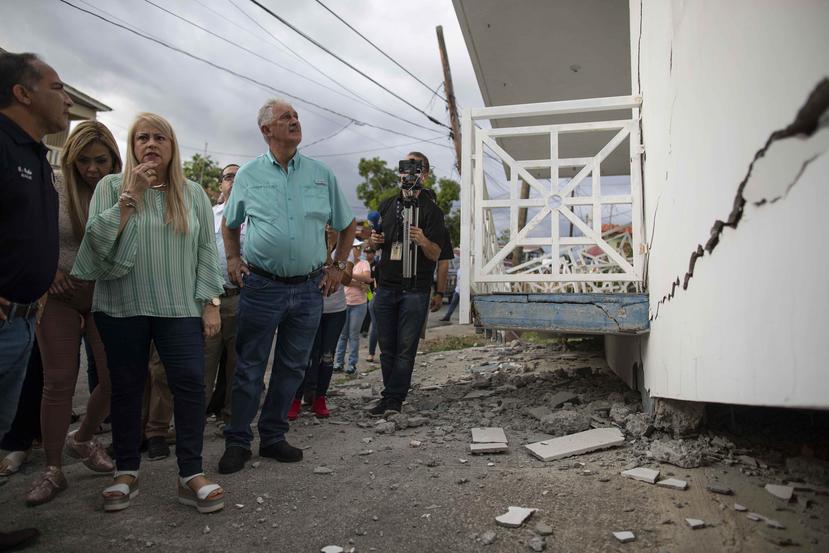 La gobernadora Wanda Vázquez Garced inspecciona los daños que sufrió una residencia en Guánica.