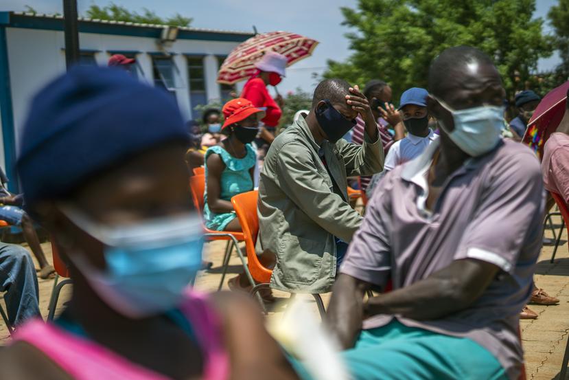 Los residentes esperan para recibir sus vacunas contra el COVID-19 en Lawley, Sudáfrica, durante una visita de funcionarios del gobierno local para el lanzamiento del programa de vacunación Vooma contra el COVID-19.