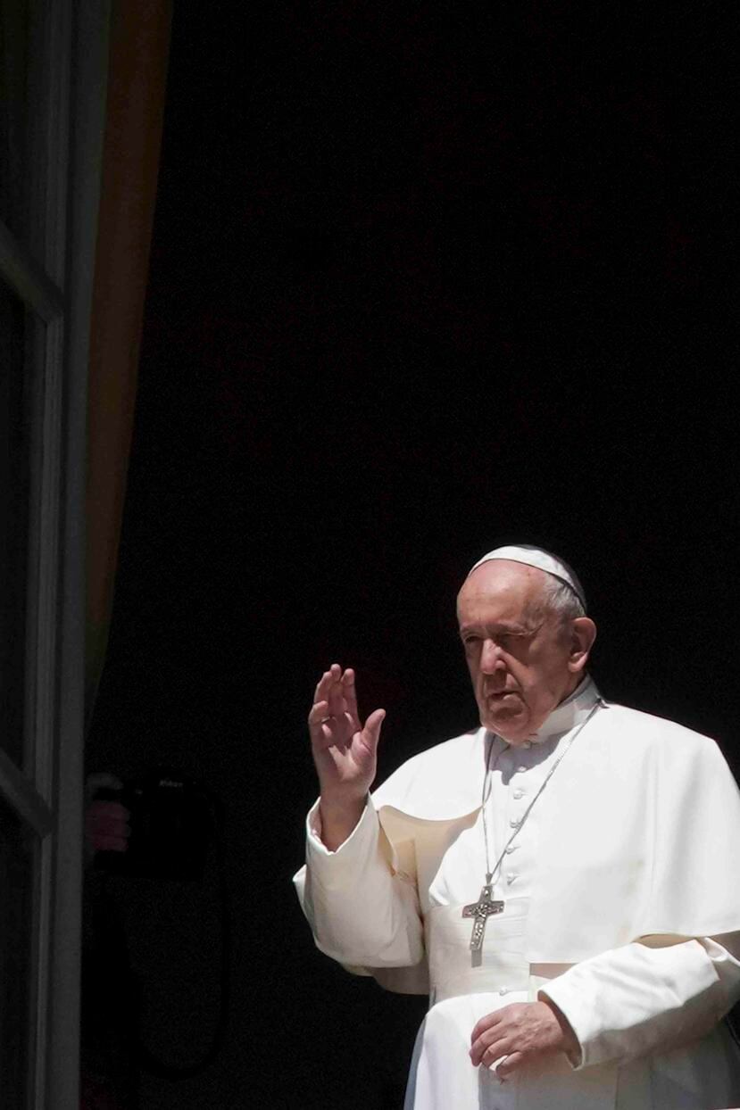 El papa Francisco realiza un acto de bendición desde el balcón hacia una vacía plaza de San Pedro en el Vaticano. (AP)