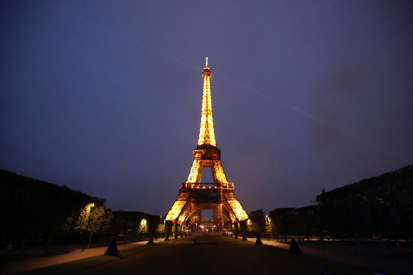 La torre Eiffel iluminada en París.
