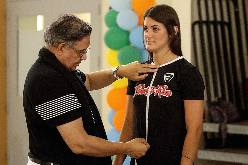 El diseñador Morales toma las medidas a la voleibolista Paulina Prieto. (Sebastián Pérez / Especial GFR Media)