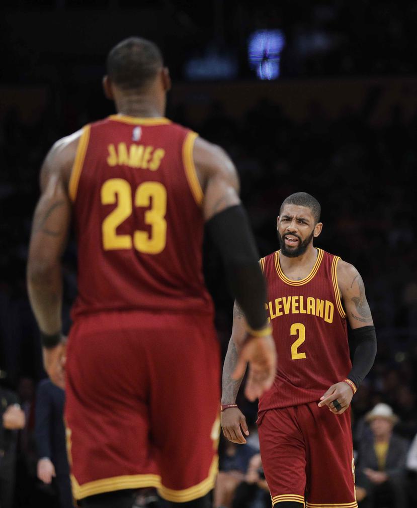 Kyrie Irving, de los Cavaliers de Cleveland, festeja delante de su compañero LeBron James. (AP)