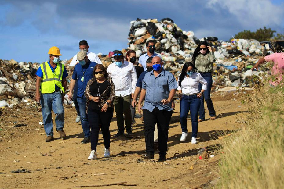 El alcalde de Culebra Edilberto Romero (con camisa azul) indicó que la primera etapa del programa recibirá el apoyo de las empresas Medtronic y ConWaste, en coordinación con el Departamento de Recursos Naturales y Ambientales (DRNA).