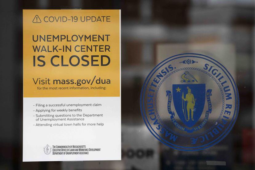 Un letrero anuncia el cierre de la oficina de desempleo de Massachusetts. (AP)