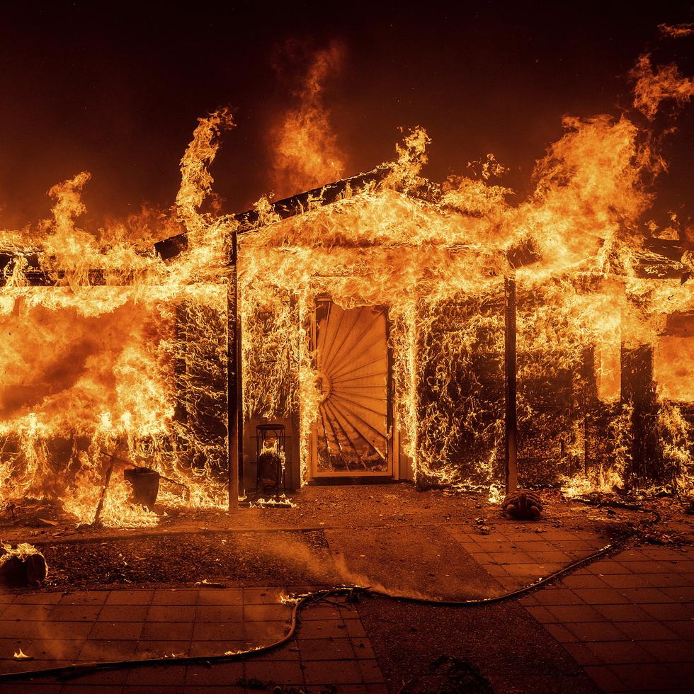 Las llamas consumen una casa en el condado de Mariposa, California, el sábado 23 de julio de 2022.