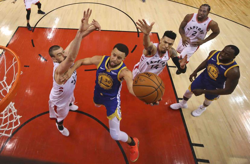 Stephen Curry viene de marcar 34 puntos en el revés de los Warriors en el inicio de la Final. (AP)