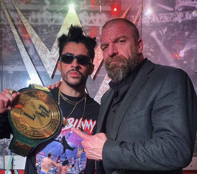 Bad Bunny muestra su campeonato "24/7" en compañía del luchador Triple H.