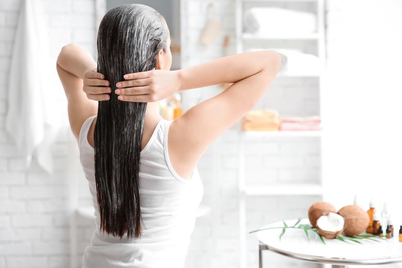 Bañarnos con agua caliente puede ser reconfortante, pero ocasiona deshidratación en el cabello. (Shutterstock)