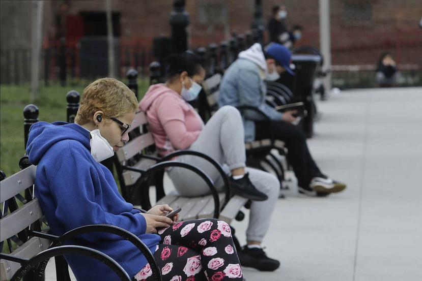 Un grupo de personas practican el distanciamiento social en Travers Park en Nueva York. (AP)