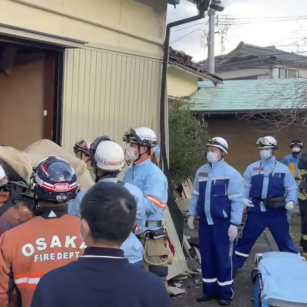 En esta imagen, tomada de un video distribuido por el Departamento de Bomberos de Osaka, una mujer es sacada en camilla tras ser encontrada bajo su casa destruida 72 horas después de un potente sismo en Wajima, en la prefectura de Ishikawa, Japón, el 4 de enero de 2024.