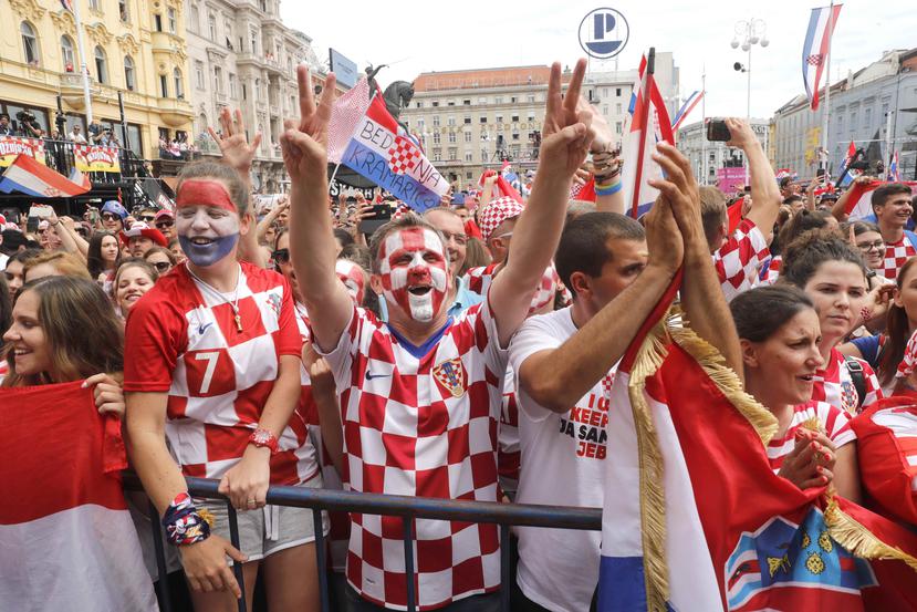 Los astros croatas saludaron a sus seguidores a lo largo del camino, subidos al autobús, envueltos en banderas y bufandas en los colores nacionales de croatas. (AP)