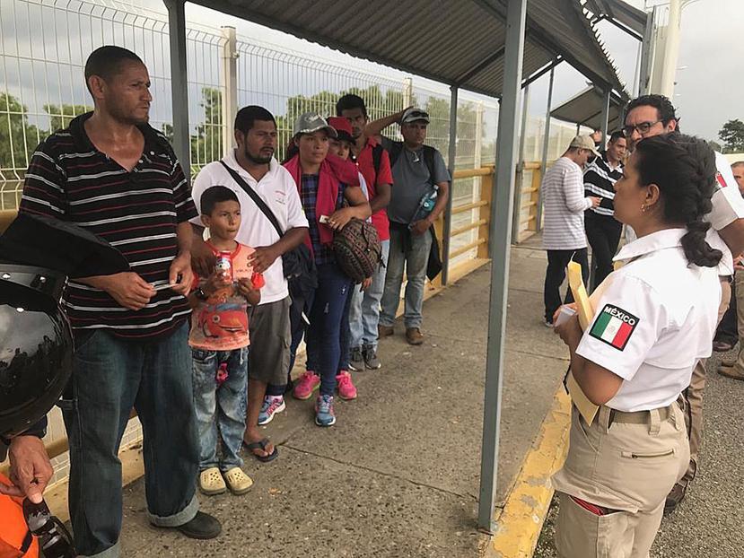 Personal del Instituto Nacional de Migración de México (INM) atiende a integrantes de la caravana migrante en ciudad Hidalgo, estado de Chiapas, México. (EFE)