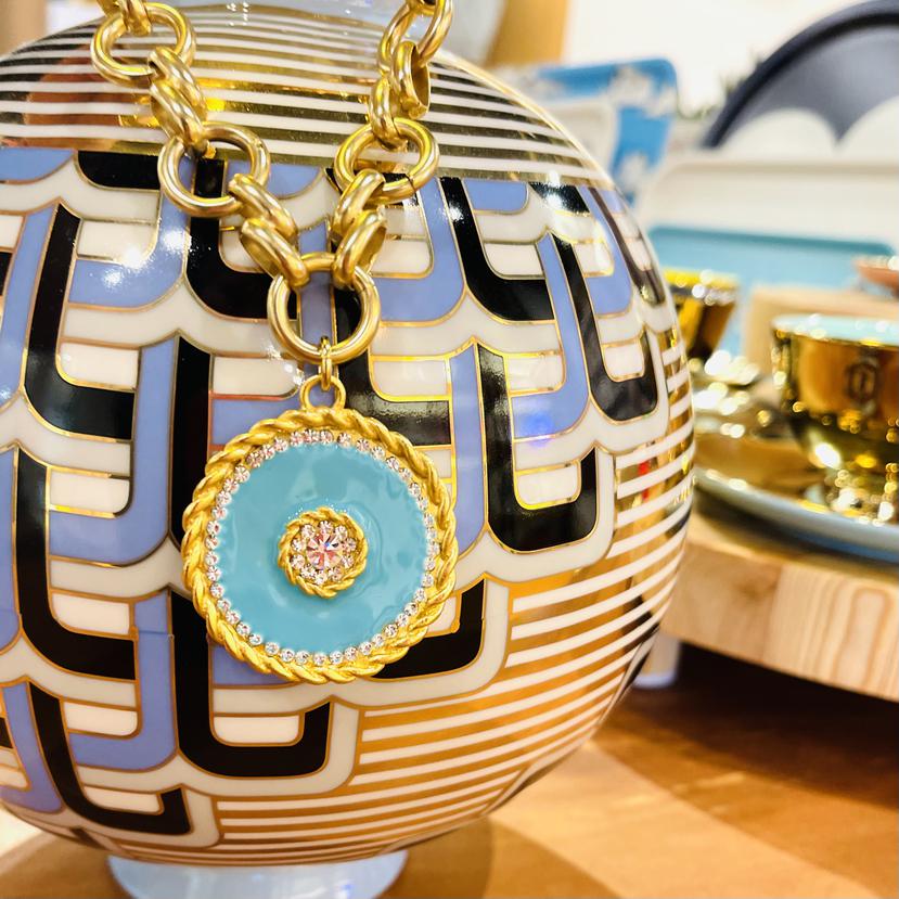 Una de las piezas de joyería de Grace González junto auna pieza de decoración de Lulu Puras.