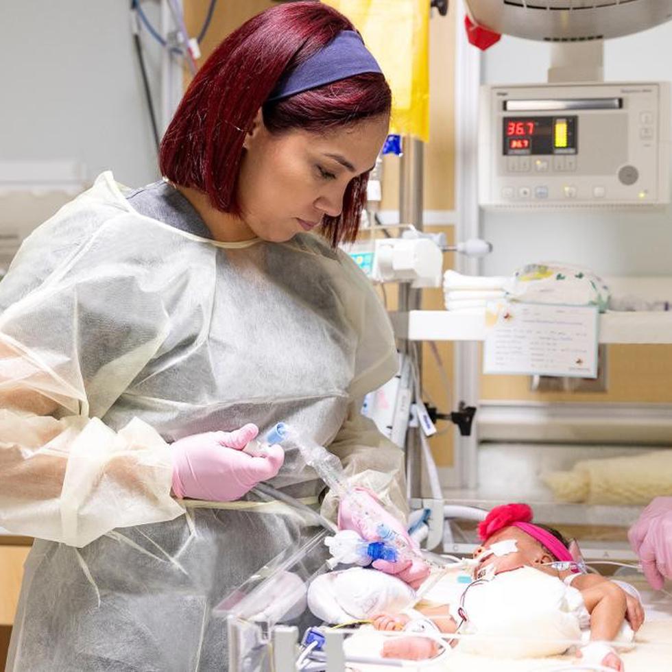 Enfermera de la Unidad de Intensivo Neonatal ofrece cuidados a bebé admitida.