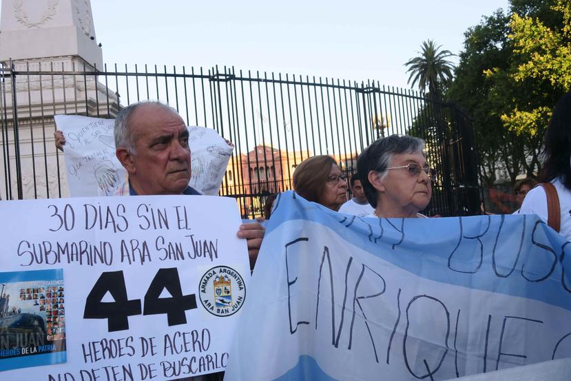 Familiares de los tripulantes del submarino ARA San Juan, desaparecido en aguas del océano Atlántico, piden que no se olvide a sus 44 tripulantes (EFE).