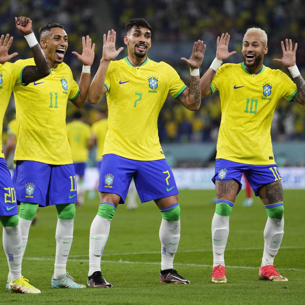 Neymar (extrema derecha) celebra junto a Lucas Paquetá, Raphinha y Vinicius Junior tras anotar el segundo gol de Brasil en la victoria 4-1 ante Corea del Sur.