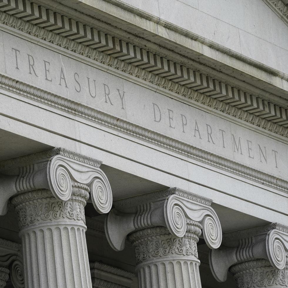 La FinCEN es la oficina del Departamento del Tesoro de Estados Unidos encargada de hacer cumplir las normas para prevenir lavado de dinero y otros crímenes financieros.