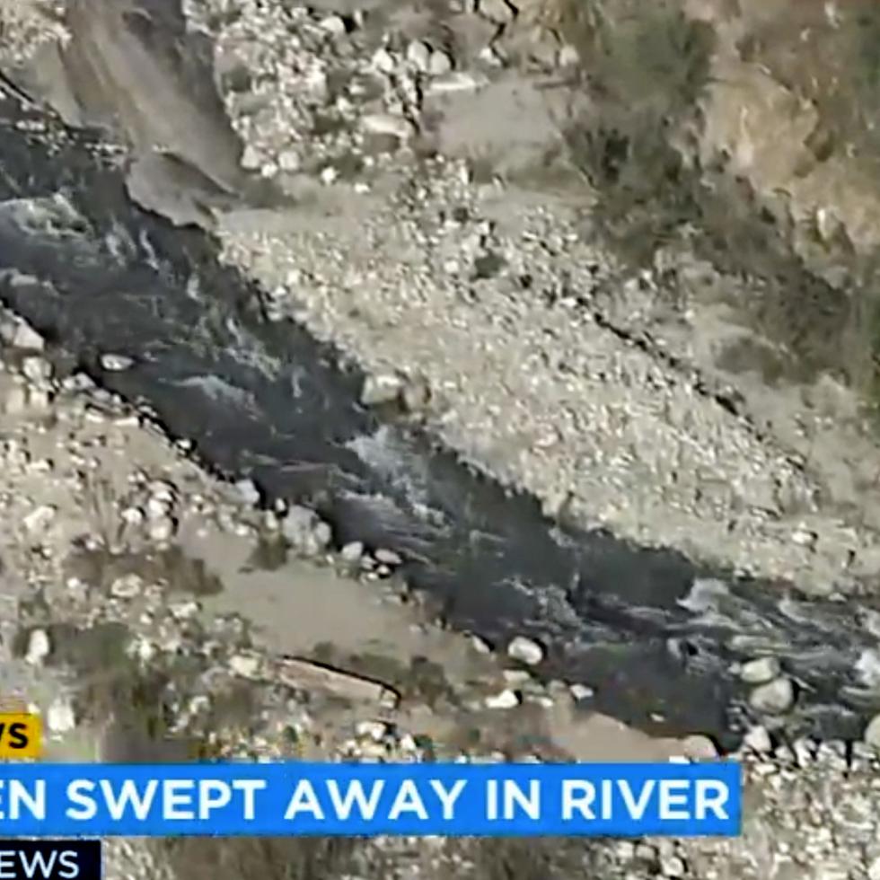 Imagen tomada de video de la emisora KABC-TV, que muestra el arroyo donde los menores fueron arrastrados por las aguas en la Cordillera San Bernardino