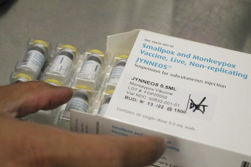 Un farmacéutico saca una bandeja de viales de la vacuna Jynneos para la viruela del simio de una caja que contiene 20 dosis, en el centro de vacunas del Hospital General Zuckerberg San Francisco.