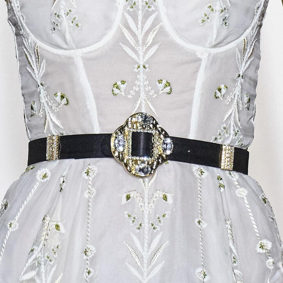 Cuando la llevas sobre una prenda más formal, puedes jugar con detalles clásicos y elementos más elegantes y sofisticados. Moda de Giambattista Valli. 