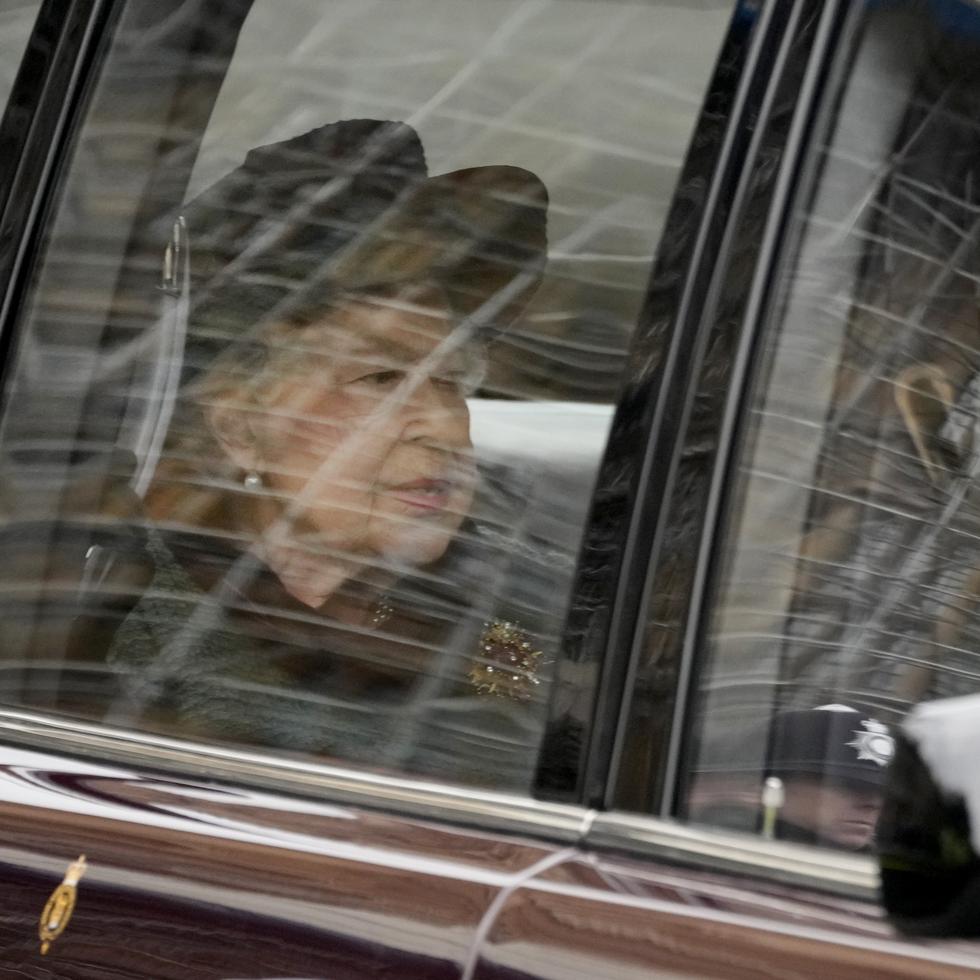 La reina Elizabeth II de Inglaterra es conducida para asistir a un acto e recordación del príncipe Philip, duque de Edimburgo, en la abadía de Westminster.