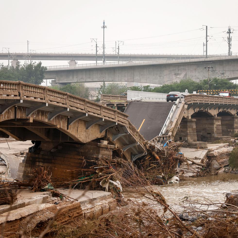 Lluvias torrenciales se registraron en distintas ciudades de China, afectando carreteras, escuelas, viviendas, centros comerciales, líneas de ferrocarril y estaciones de metro, entre otros. Las inundaciones provocaron unos $32,200 millones en pérdidas en China el año pasado.