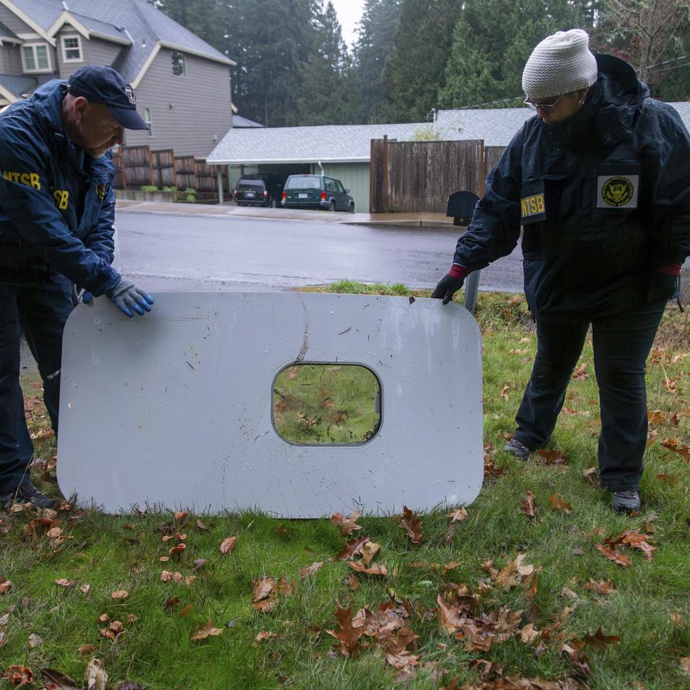 Efectivos de la Junta Nacional de Seguridad en el Transporte muestran un panel utilizado para tapar una puerta de emergencia en el vuelo 1282 de Alaska Airlines, en Portland, Oregon. El panel se desprendió en pleno vuelo el 5 de enero.