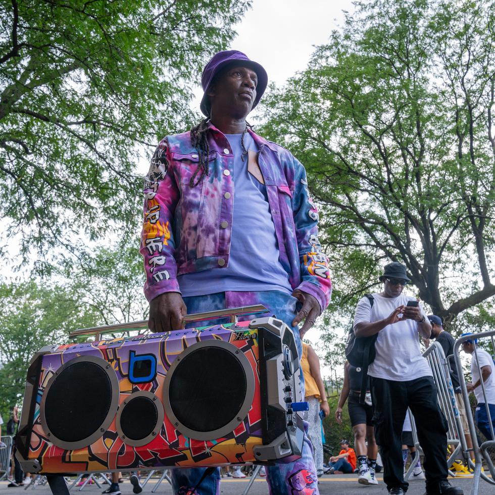 Varias personas participan en el Festival de Hip-Hop este 12 de agosto de 2023, en la calle 1520 Sedgwick, donde se inició la cultura con motivo a los 50 años del Hip-Hop, en Nueva York (EE.UU.). EFE/ Ángel Colmenares

