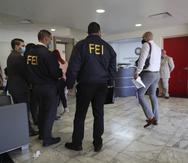 Agentes y fiscales del FEI llegan al Departamento de Justicia para ocupar evidencia.