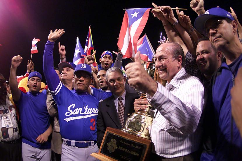 "Poto" Paniagua fue un destacado propietario en la liga de béisbol invernal. Aquí con el trofeo de campeón en la Serie del Caribe de 2000 con los Cangrejeros de Santurce.