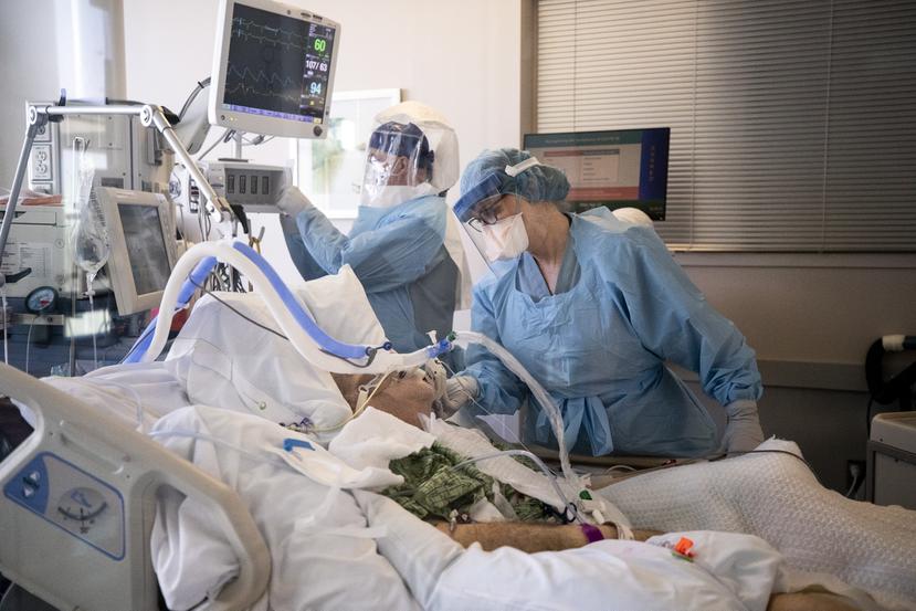 Personal médico atiende a un paciente de COVID-19 recluido en una Unidad de Cuidados Intensivo de un hospital en San Diego, California.