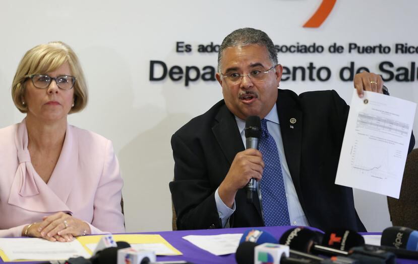 A la izquierda la epidemióloga del Estado, Carmen Deseada, acompañada a la derecha del secretario de Salud, Rafael Rodríguez Mercado. (GFRMedia)