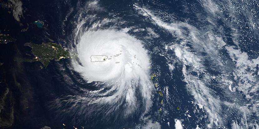 Imagen del satélite de la NASA en momentos en que el huracán María se encontraba sobre Puerto Rico. (Captura / NASA)