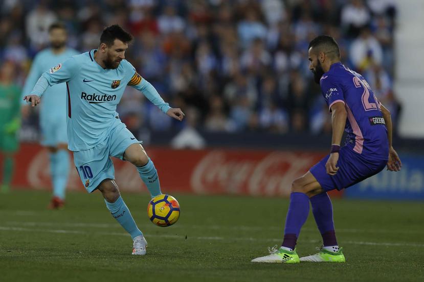 Lionel Messi (atacando), que raramente queda fuera de la alineación titular, al final sí jugó en el empate del miércoles sin goles entrando a los 56 minutos. (AP / Francisco Seco)