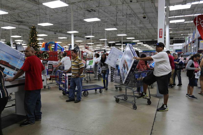 Los consumidores compraban máquinas de presión y televisores en Sam's. (Pablo Martínez)