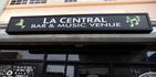 En el casco urbano se encuentra la barra La Central donde se ofrece música en vivo. .