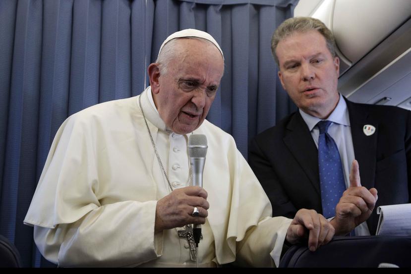 El papa Francisco junto a Greg Burke. (AP)