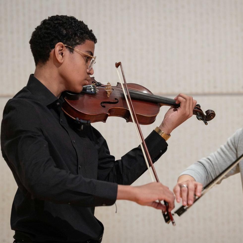 Razil Figueroa, a la izquierda, junto al maestro Karlo Flores, a la derecha, formarán parte del concierto "Punto y coma para un violín".