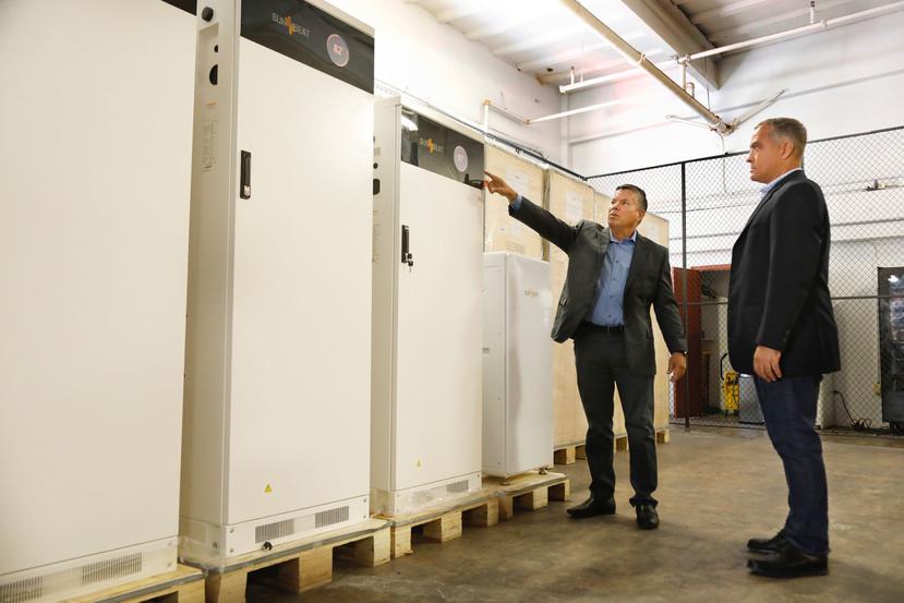 Según Máximo Torres Nazario (izq.), presidente de SunBeat Energy, la fabricante de baterías de almacenamiento de energía puertorriqueña, debe gestionar unos $25 millones en ventas hacia el 2023.