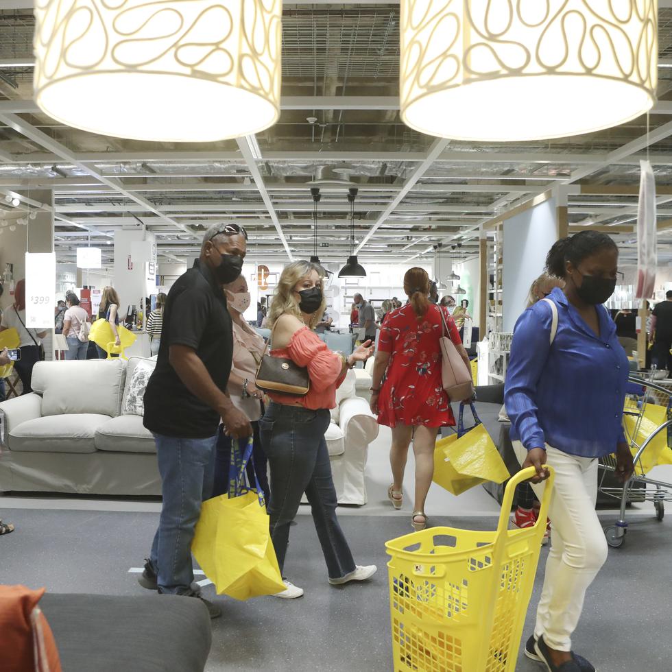 La tienda de Ikea, que consta de dos niveles, es la primera de servicio completo en Puerto Rico. Es decir, las personas pueden llevarse el mismo día lo que deseen comprar.
