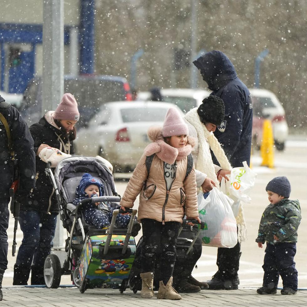 Guardias fronterizos de Moldavia revisan a refugiados que huyen de la guerra desde la vecina Ucrania, en el cruce fronterizo de Palanca, Moldavia, el 11 de marzo de 2022.