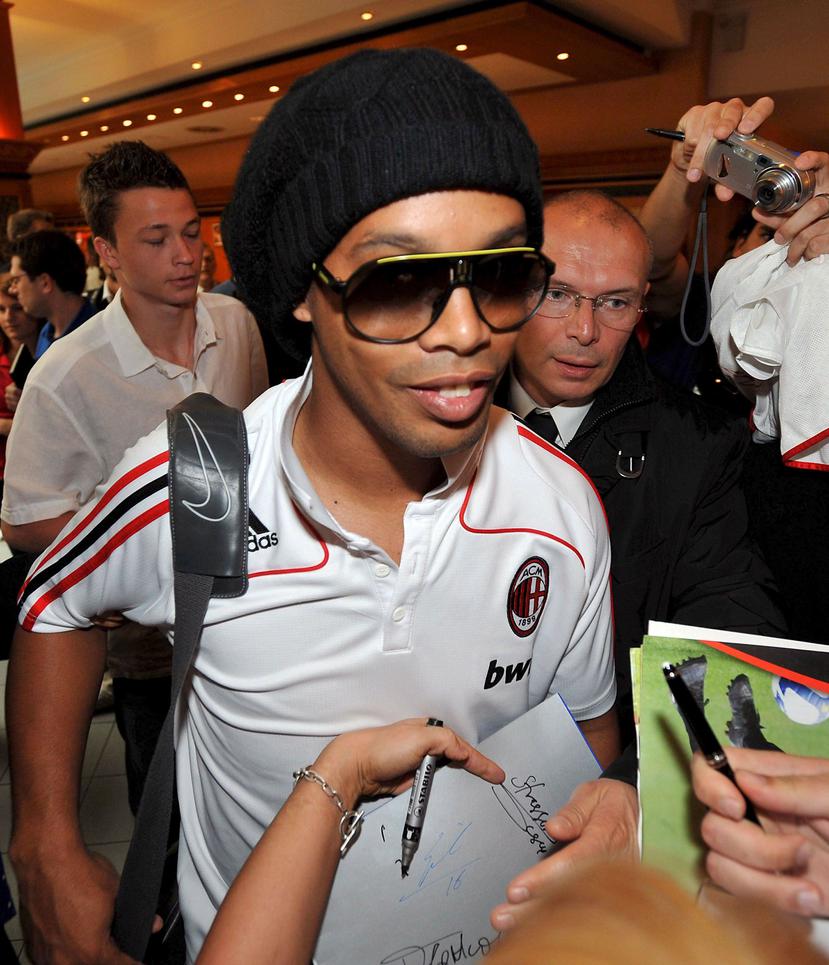 Ronaldinho, aquí cuando militaba con el AC Milán, está en arresto domiciliario desde hace dos semanas en el hotel de Asunción. (Archivo / EFE)