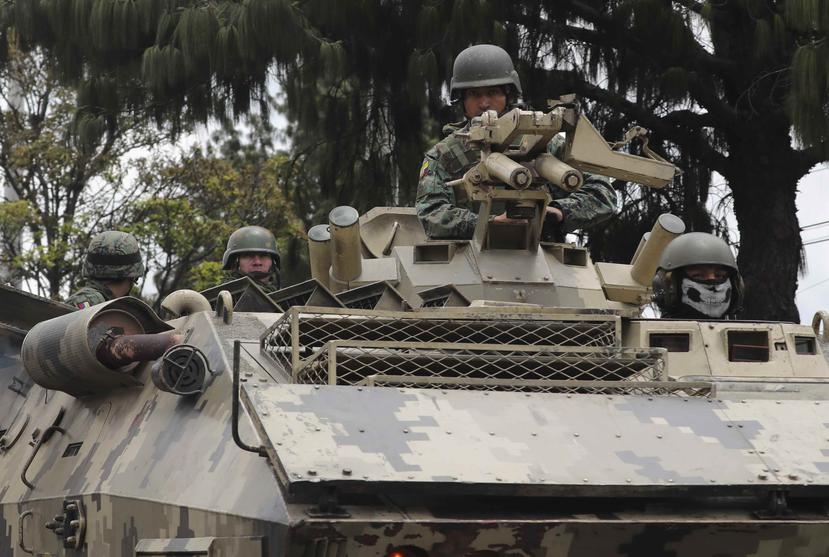 Soldados en un tanque militar durante un toque de queda de 24 horas después de las violentas manifestaciones en diversas partes de Quito, Ecuador. (AP/Dolores Ochoa)