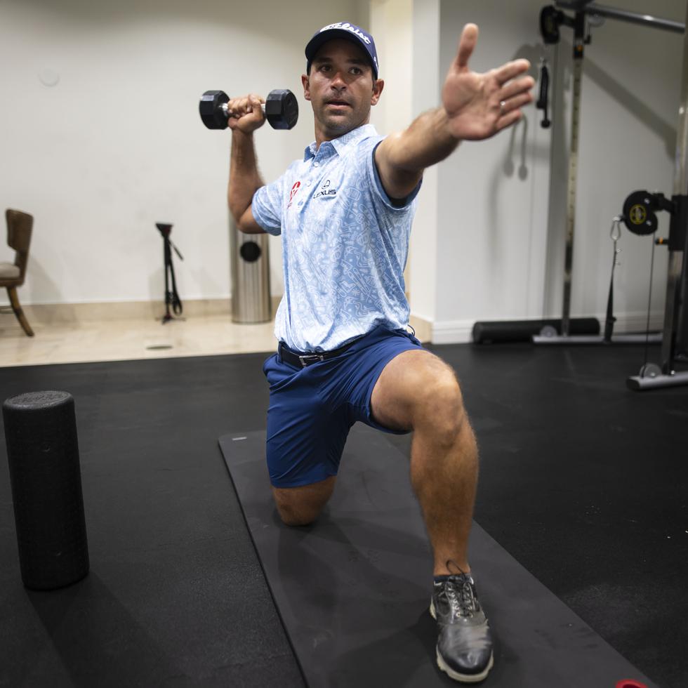 El golfista Rafa Campos demuestra algunos de los ejercicios que ha incorporado a su rutina de entrenamiento durante los pasados cuatro meses con miras a evitar las lesiones y poder jugar una temporada completa.