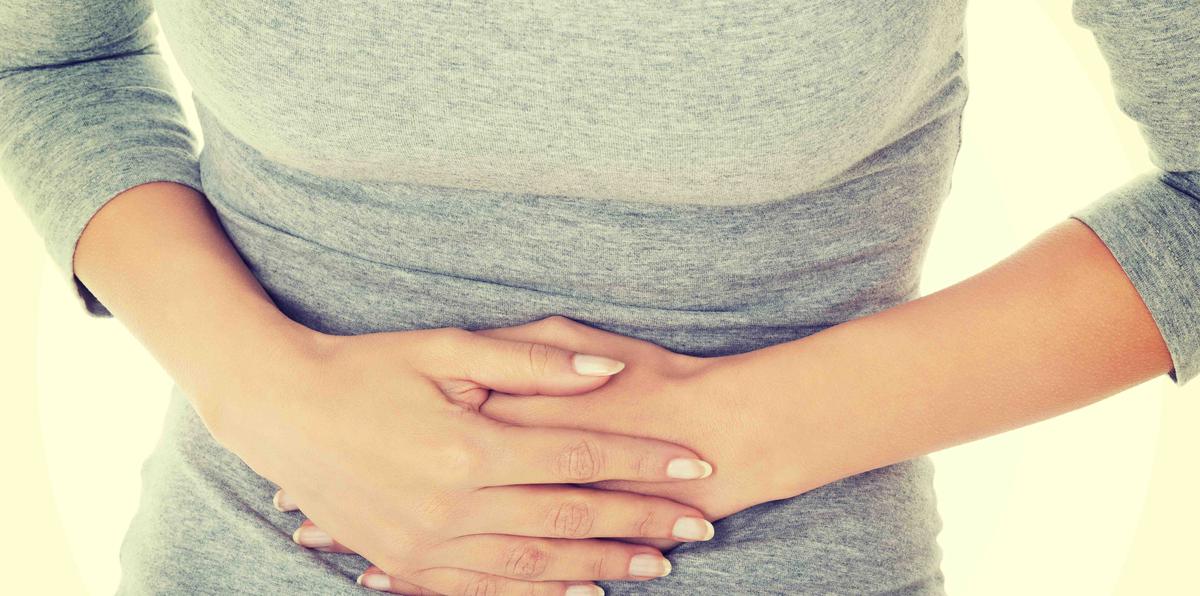 Dolor abdominal con cólicos, fiebre, vómitos y diarreas son algunas manifestaciones de una intoxicación por alimentos.