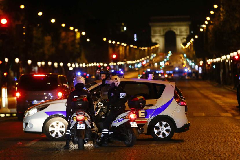Oficiales de la Policía francesa custodian la zona donde se registró un tiroteo, en el que un oficial de la policía fue asesinado junto con su atacante. (EFE)