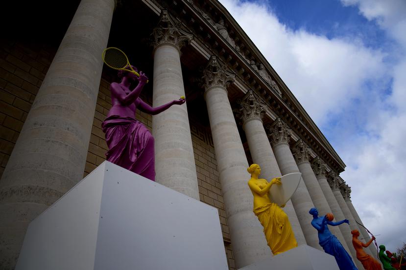 Copias de reconocidas estatuas griegas, incluyendo la Venus del Milo, fueron instaladas en los escalones de la Asamblea Nacional de Francia el lunes, 15 de abril de 2024. 