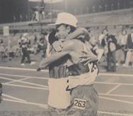 Jorge Luis "Peco" González (derecha) se abraza a César Mercado tras alcanzar las primeras dos posiciones del maratón de los IX Juegos Panamericanos Caracas 1983.