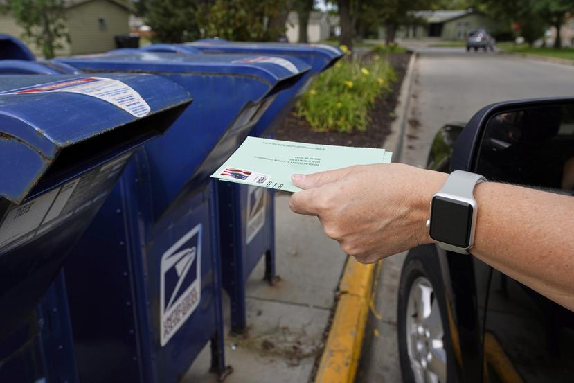 Imagen de archivo de una persona que deposita un voto en una caja de correo postal en in Omaha, Nebraska, Estados Unidos.