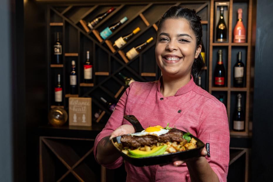 La chef y propietaria del restaurante Dulce & Sala’o, Yesenia García, presenta el “steak & eggs”, uno de los platos emblemáticos.
